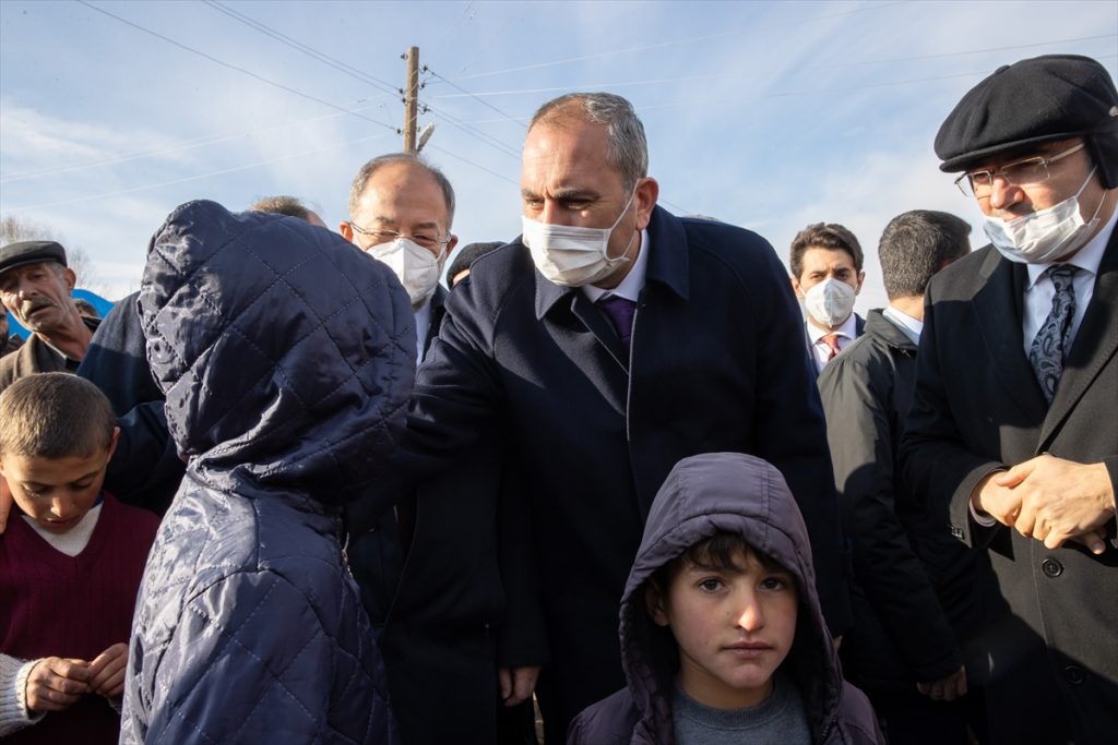 Adalet Bakanı Gül, Erzurum’da depremden etkilenen Topçu Mahallesi’ni ziyaret etti: