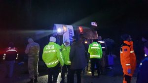 Erzincan’da devrilen yolcu otobüsündeki 22 kişi yaralandı