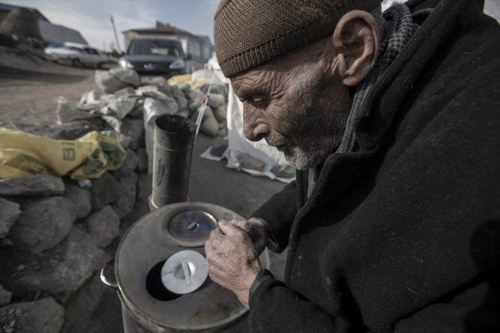 Erzurum’daki depremde evleri hasar görenler geceyi sıcak çadırlarda geçirdi