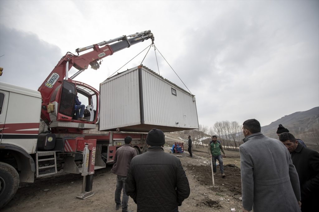 Erzurum’daki depremde evleri hasar görenlere konteyner ulaştırıldı