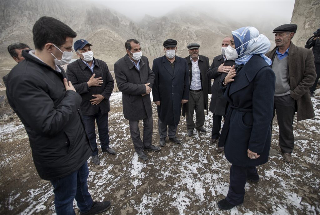 Erzurum’daki depremden etkilenenlerin yaraları sarılıyor