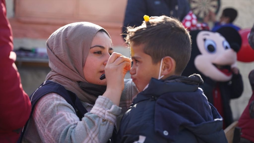 Gönüllü gençler Erzurum’daki depremden etkilenen çocuklara moral verdi