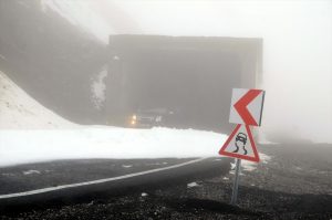Muş’ta kardan kapanan grup köy yolu 3 saat süren çalışmayla açıldı