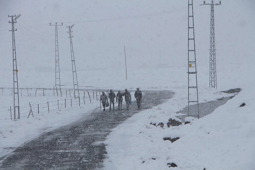 Bingöl Karlıova’da kar yağışı etkisini sürdürüyor