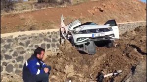 Bingöl’de beton mikserine çarpan otomobilin sürücüsü yaralandı
