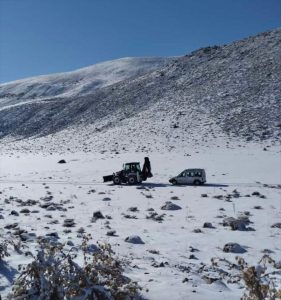 Bingöl’de buzlanma nedeniyle hafif ticari araç şarampole devrildi