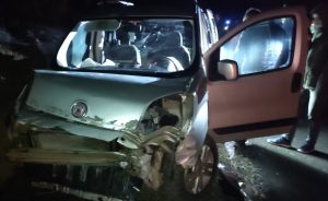 Bingöl’de hafif ticari aracın duvara çarpması sonucu 3 kişi yaralandı
