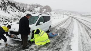 Bingöl’de kar nedeniyle yolda kalan ailenin yardımına polis yetişti