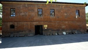 Bitlis’in tarihine ışık tutan eserler müzeye dönüştürülen tarihi binada sergileniyor