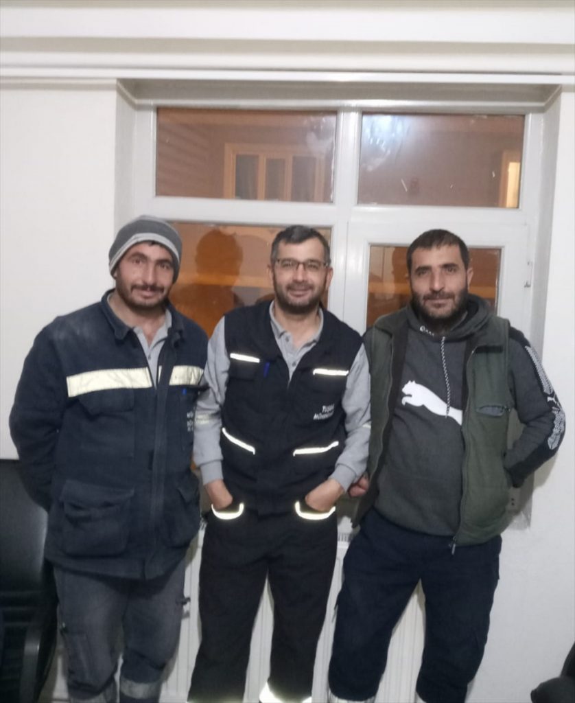 Bitlis’te elektrik arızası tamirine giderken karda mahsur kalan VEDAŞ ekibi kurtarıldı