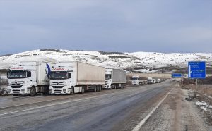 Erzincan-Sivas kara yolunda ulaşım kontrollü sağlanıyor
