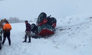 Erzincan’da devrilen traktördeki 1 çocuk öldü, 1’i çocuk 2 kişi yaralandı