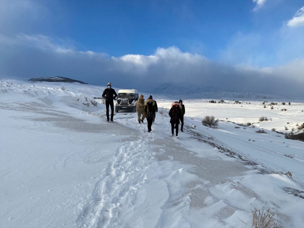 Erzincan’da kar ve tipide mahsur kalan öğrencileri jandarma kurtardı