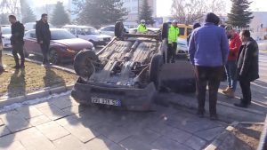 Erzurum’da buzlanma nedeniyle refüje çarpan otomobilin sürücüsü yaralandı