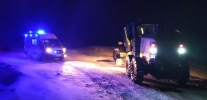 Erzurum’da kar nedeniyle yolda kalan ambulansları belediye ekipleri kurtardı