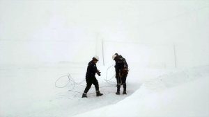 Hakkari’de VEDAŞ ve karla mücadele ekipleri tipi nedeniyle zor anlar yaşadı