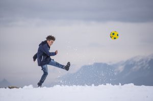 Kars’ın 2 bin 84 rakımlı köyünde çocuklar kar yağışını eğlenceye dönüştürdü