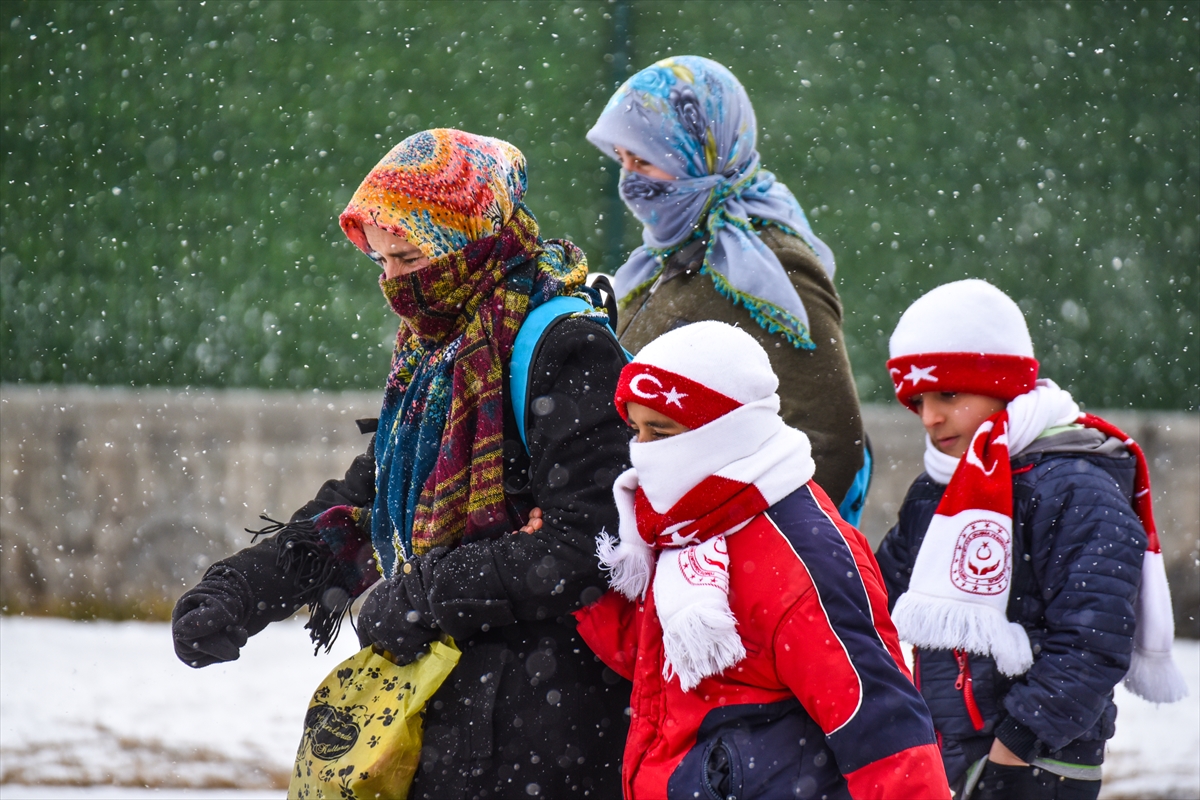 Kars'ta ekipler, kar yağışı