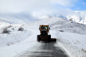 Muş’ta kardan kapanan köy ve mezra yolları açıldı