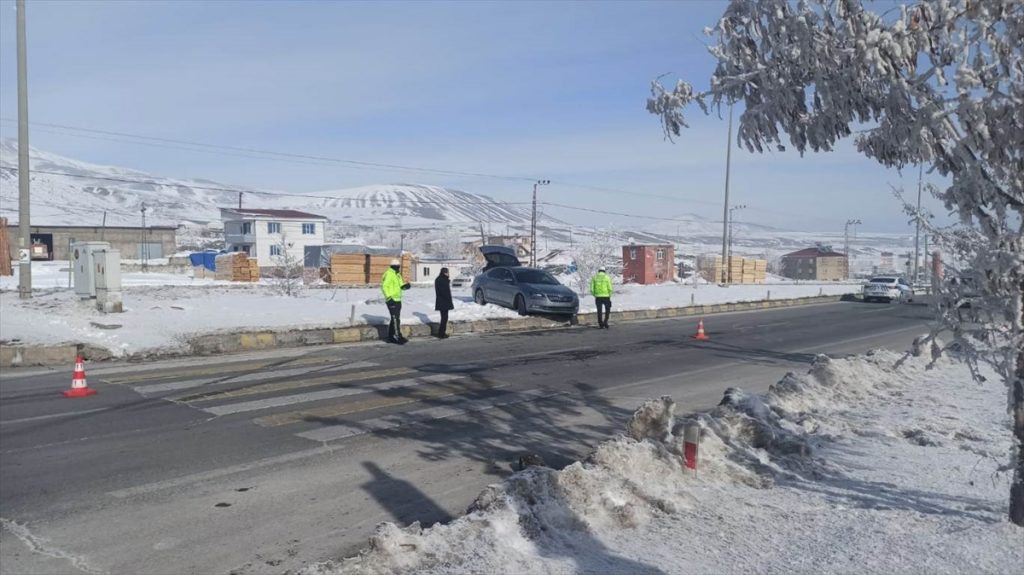 Tatvan’da tır ile çarpışan otomobildeki belediye başkan yardımcısı ile sürücü yaralandı