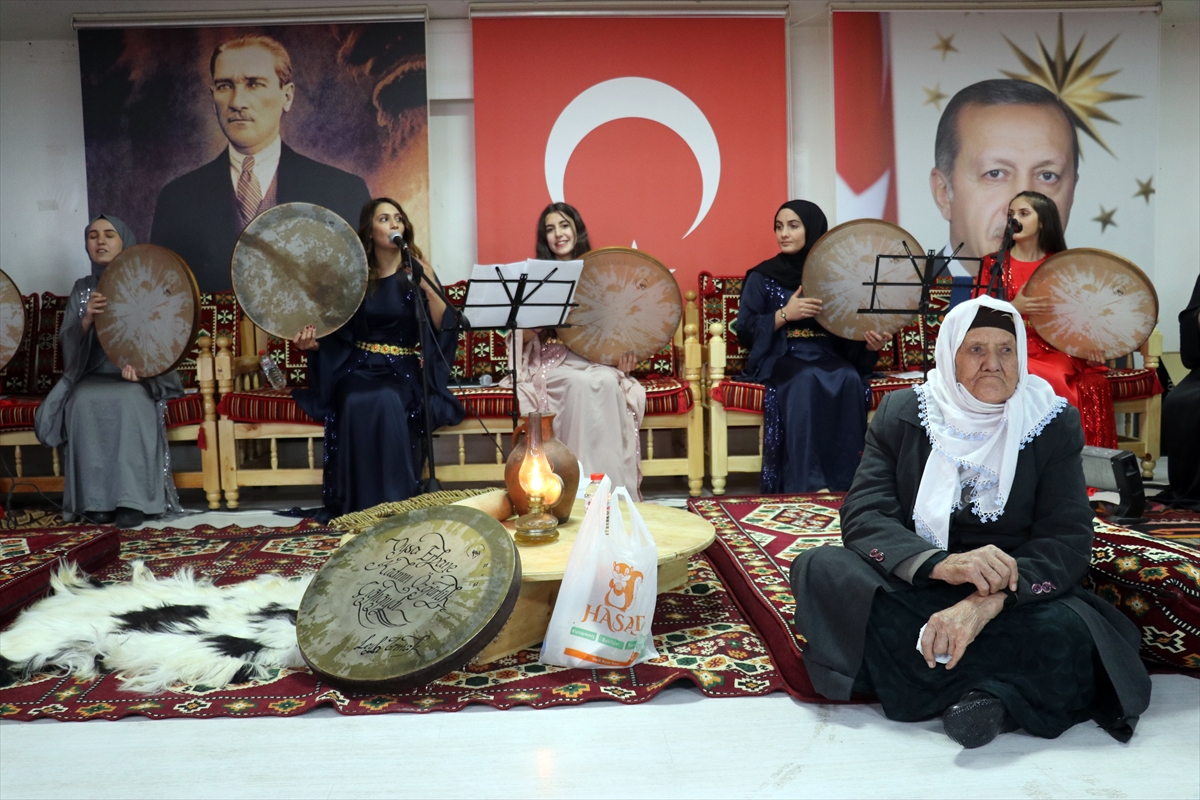 Ağrı’da ev kadınları Kürtçe ve Türkçe şarkıların seslendirildiği konserde eğlendi