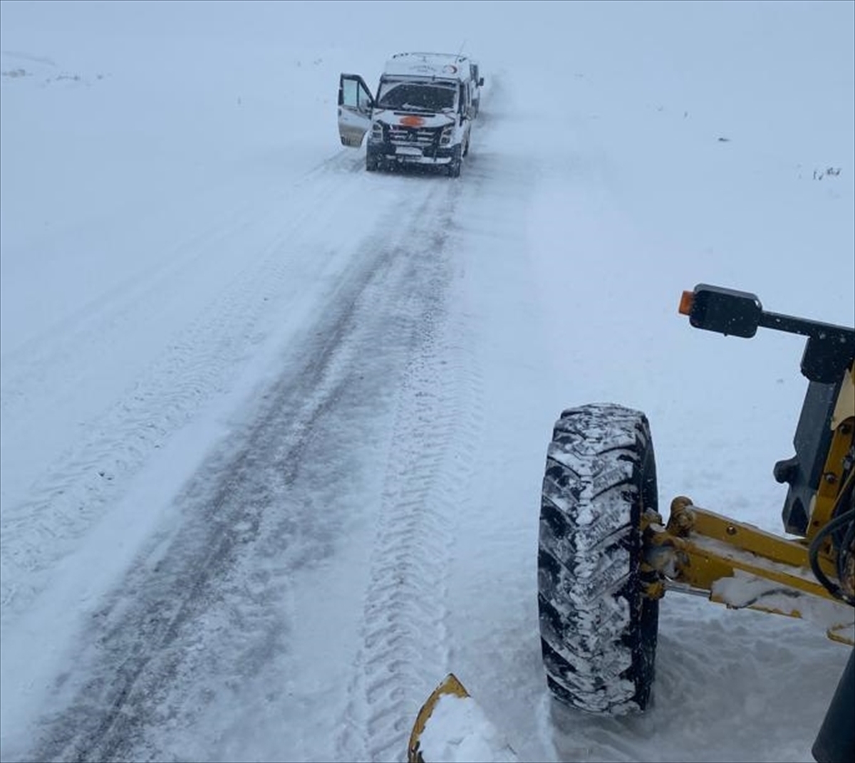 Ardahan ve Kars’ta kar nedeniyle ulaşıma kapanan 28 köy yolu açıldı