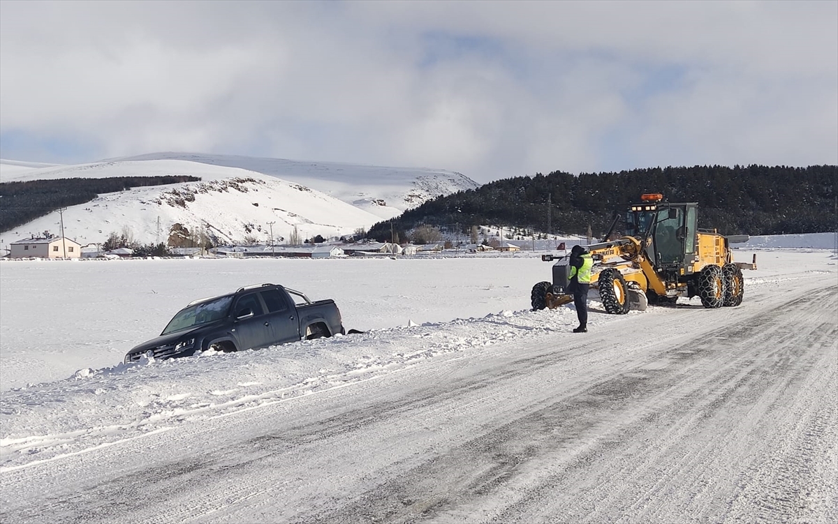 Ardahan’da kar ve tipi yüzünden yolda kalan 11 araç kurtarıldı