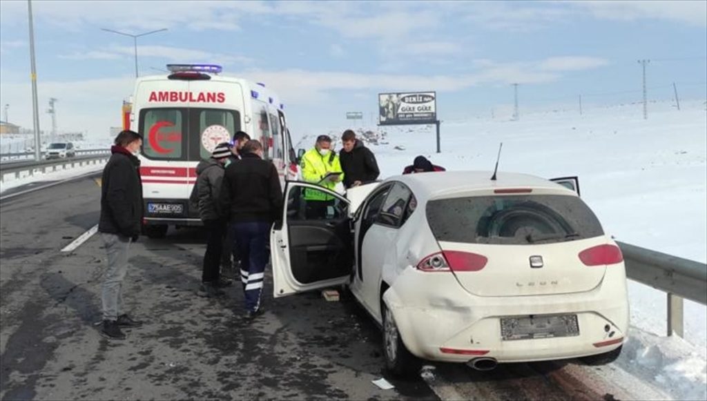 Ardahan’da minibüs ile otomobil çarpıştı: Yaralılar var!