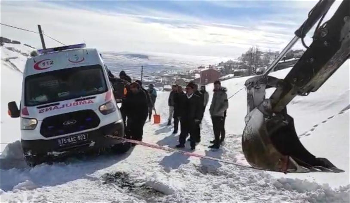 Ardahan’da tipi nedeniyle yolda kalan 2 ambulans ile 12 araç kurtarıldı