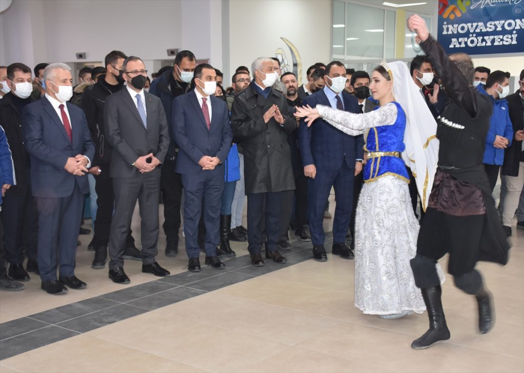 Bakan Mehmet Muharrem Kasapoğlu, Kars Gençlik Merkezi’ni ziyaret etti