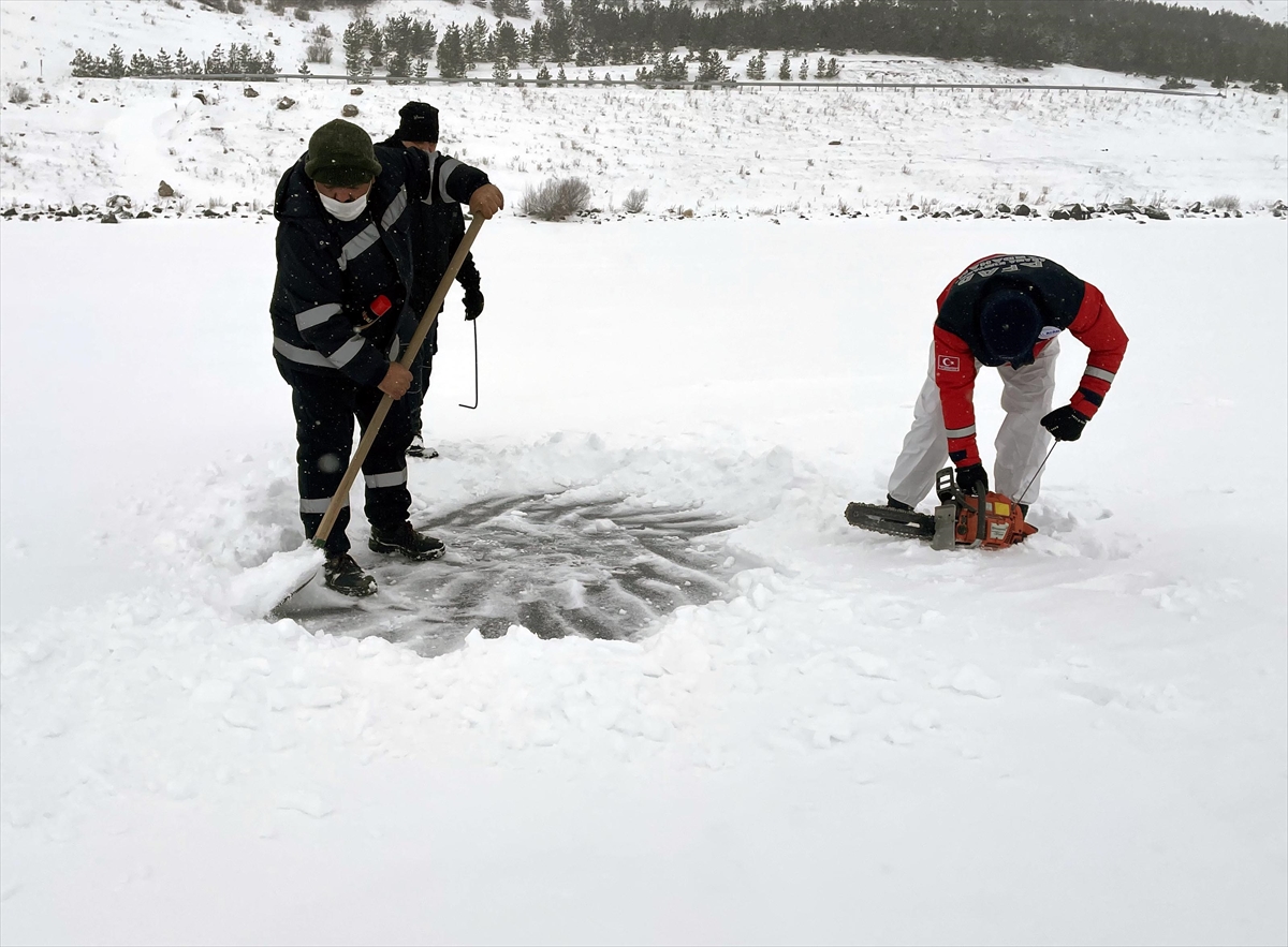 Çıldır Gölü’nde “Buz Festivali” öncesi buz kalınlığı ölçüldü