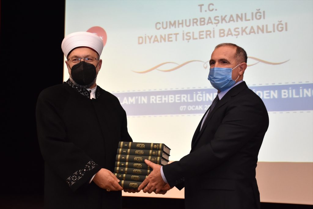 Diyanet İşleri Başkanı Ali Erbaş, Kars’ta üniversite öğrencileriyle buluştu