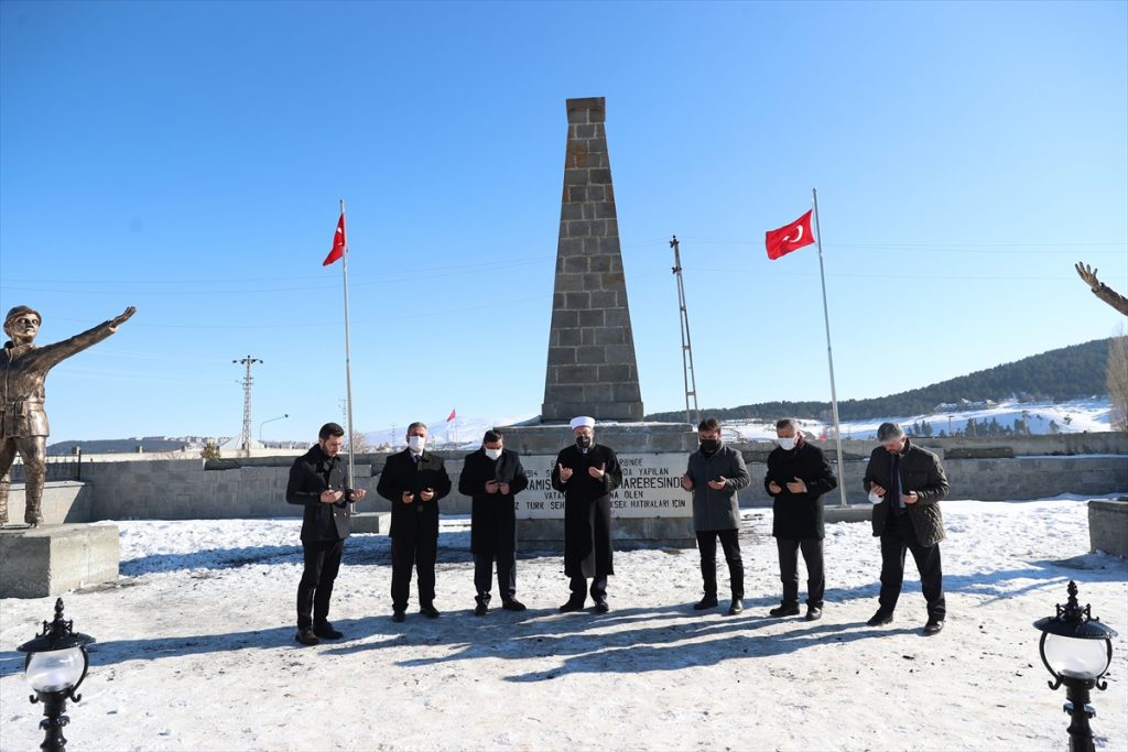 Diyanet İşleri Başkanı Ali Erbaş, Yukarı Sarıkamış Şehitliği’ni ziyaret etti
