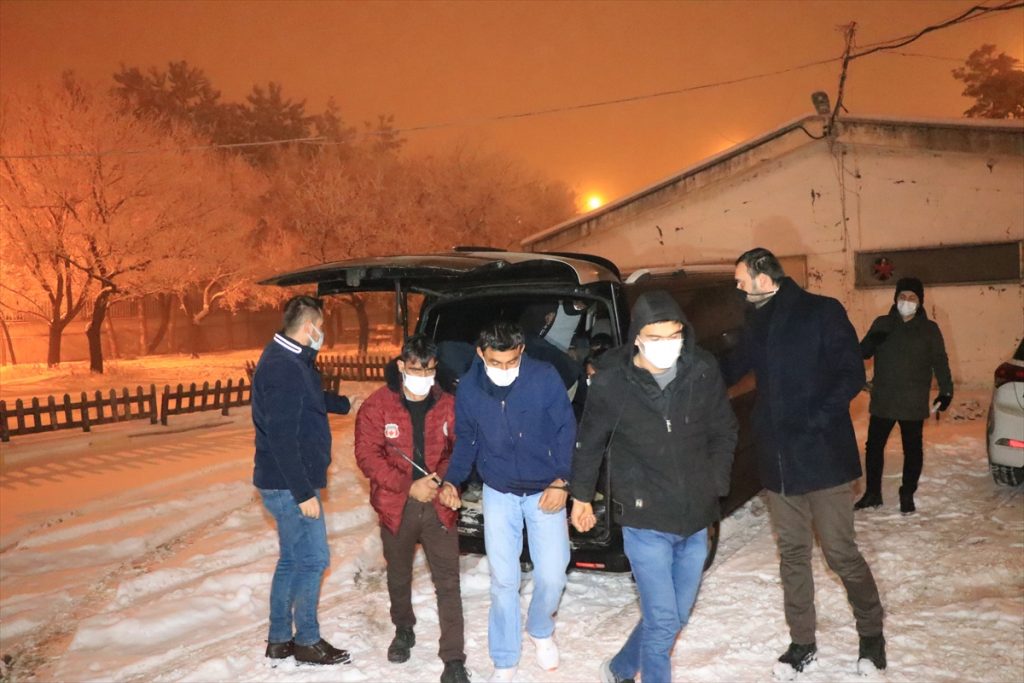 Erzincan’da 17 düzensiz göçmen yakalandı