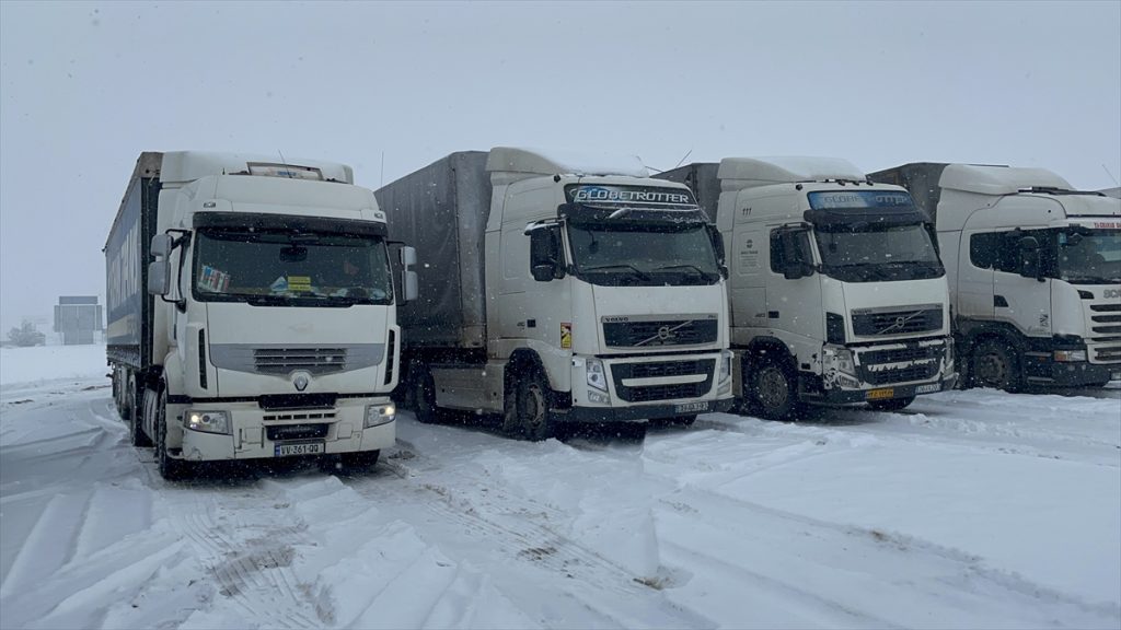 Erzurum ile Erzincan’da kar yağışı nedeniyle 94 köy ve mahalle yolunda ulaşım sağlanamıyor
