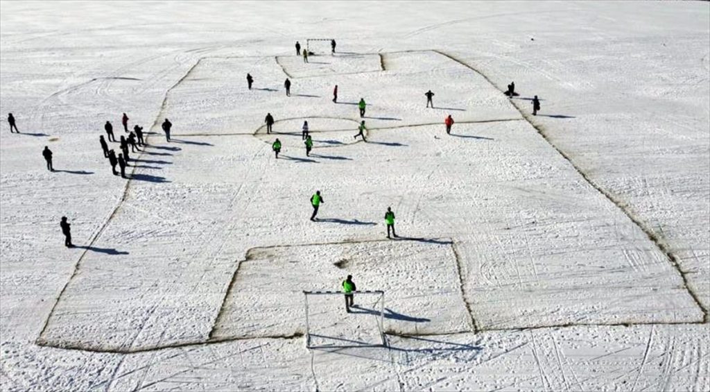 Gazeteciler ve idareciler buz tutan Çıldır Gölü’nde dostluk maçı yaptı