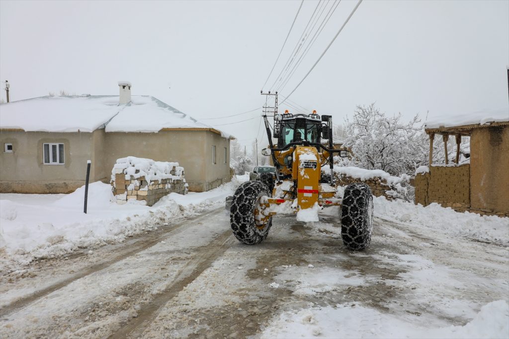 Gürpınar Belediyesi’nin karla mücadele çalışması devam ediyor
