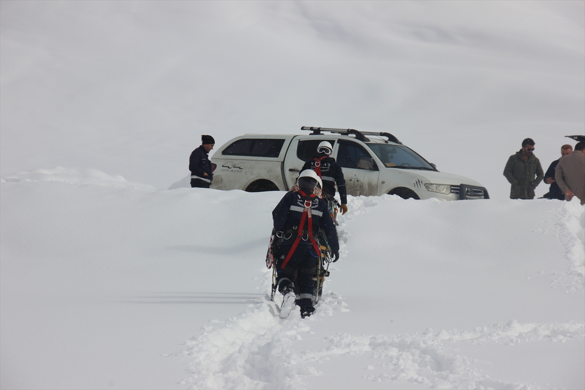 Hakkari’de ekipler hediklerle karlı yolları aşıp elektrik arızalarını gideriyor