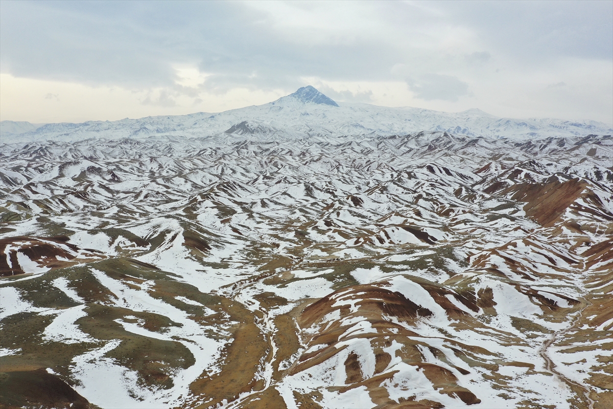 Iğdır’daki yer yer karla kaplı Gökkuşağı Tepeleri renk paletini andırıyor
