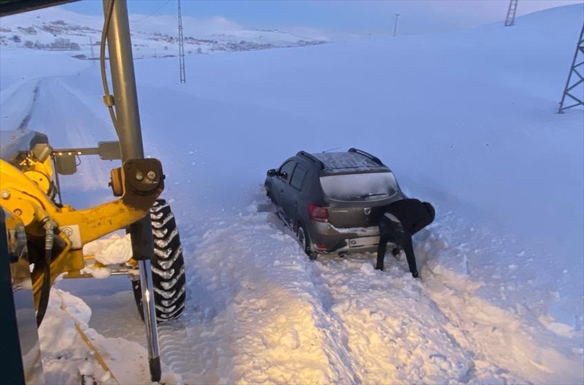 Kars, Ardahan ve Ağrı’da tipi nedeniyle mahsur kalan araçlar kurtarıldı
