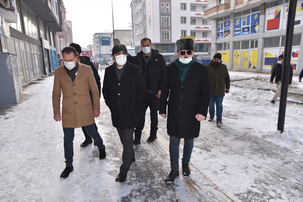 Kars Valisi Türker Öksüz, kar ve buz çalışmalarını yerinde inceledi