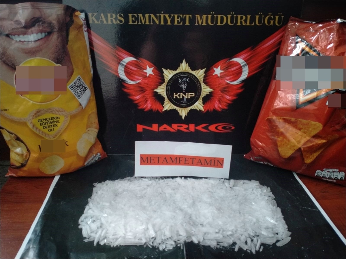 Kars’ta cips paketlerinde uyuşturucu ticareti yapan 2 kişi tutuklandı