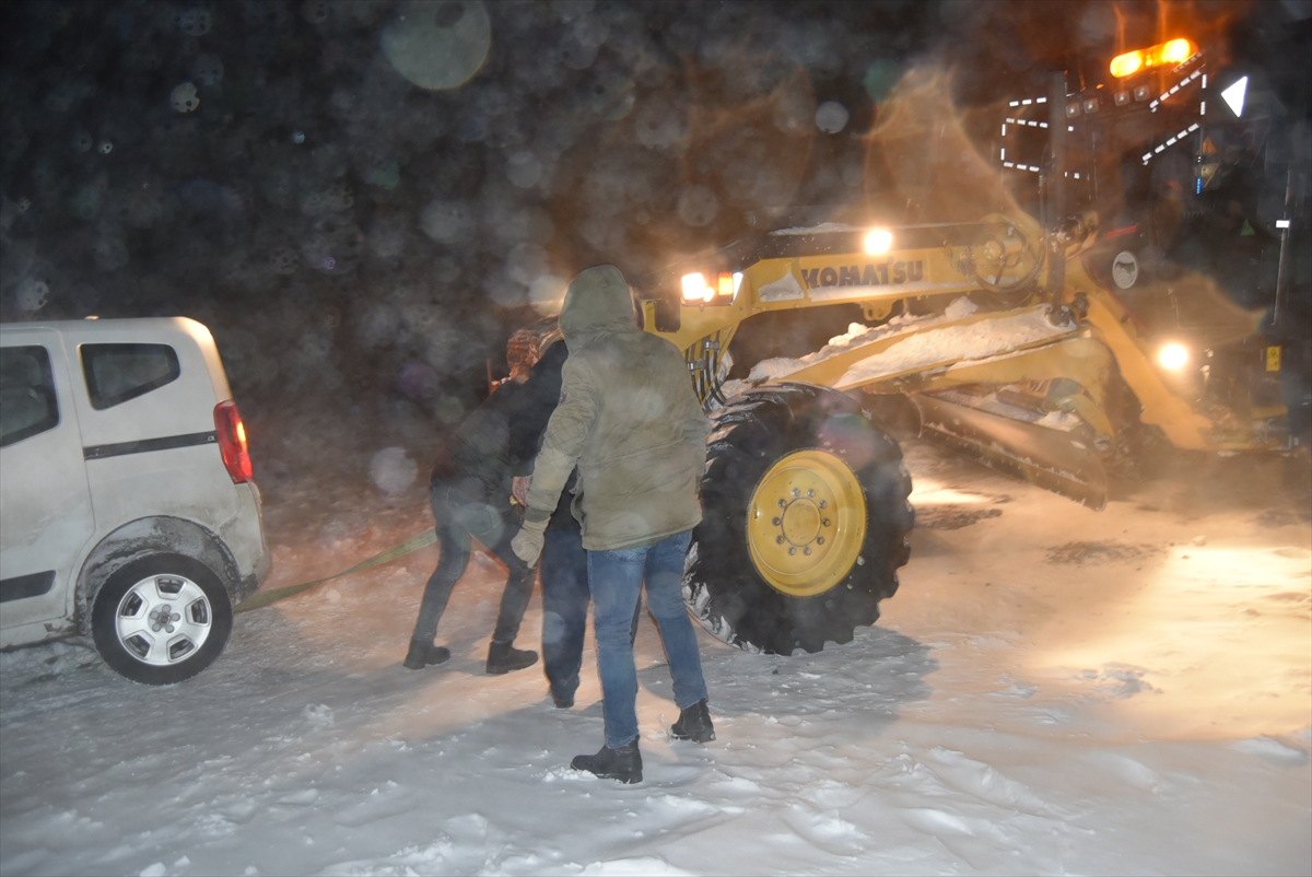 Kars’ta tipi nedeniyle mahsur kalan 15 kişi kurtarıldı