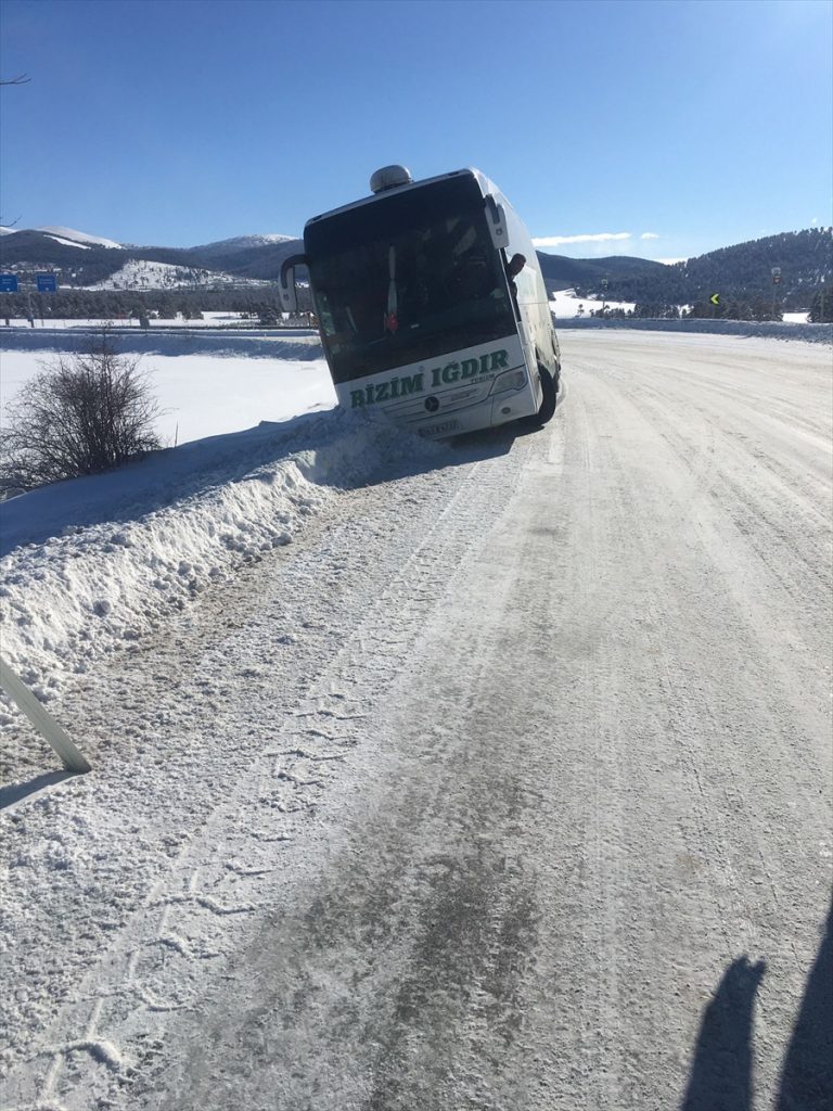 Kars’ta yolcu otobüsü kara saplandı