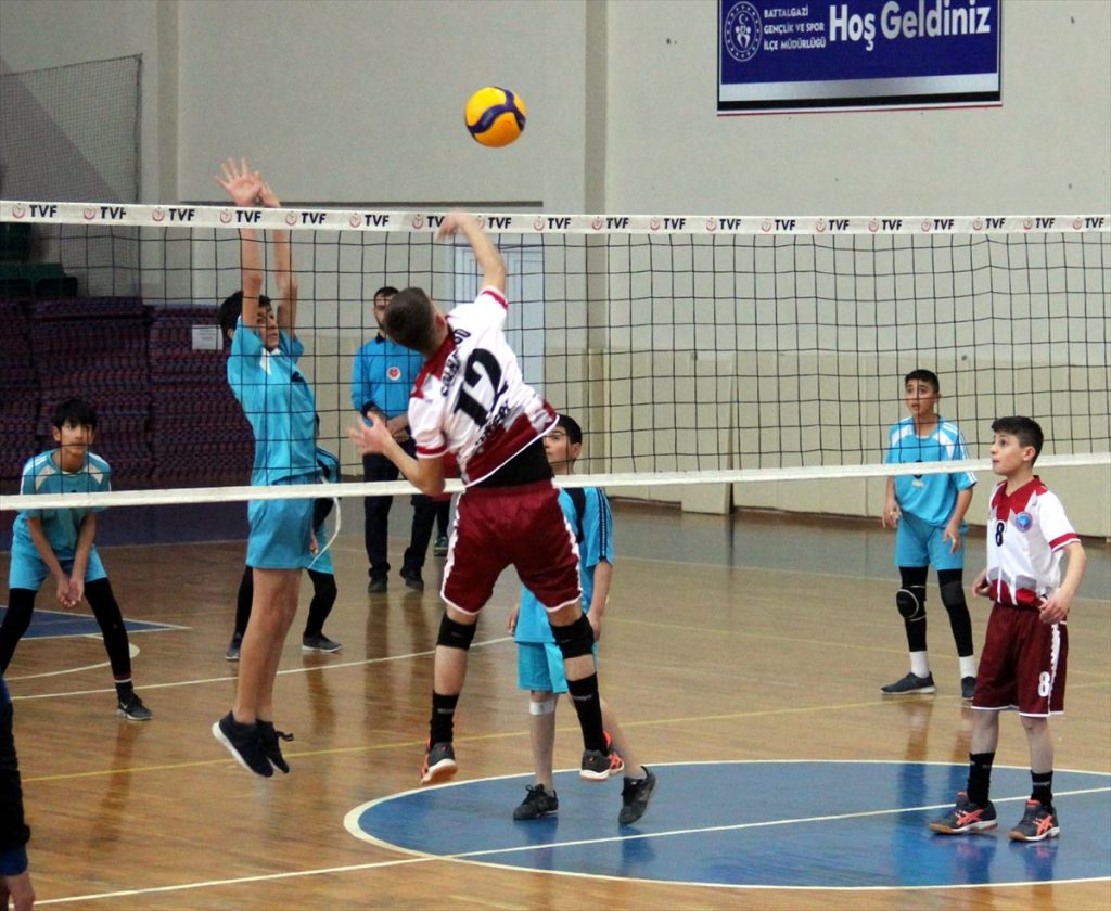 Malatya’da okullar arası yıldızlar voleybol grup maçları başladı