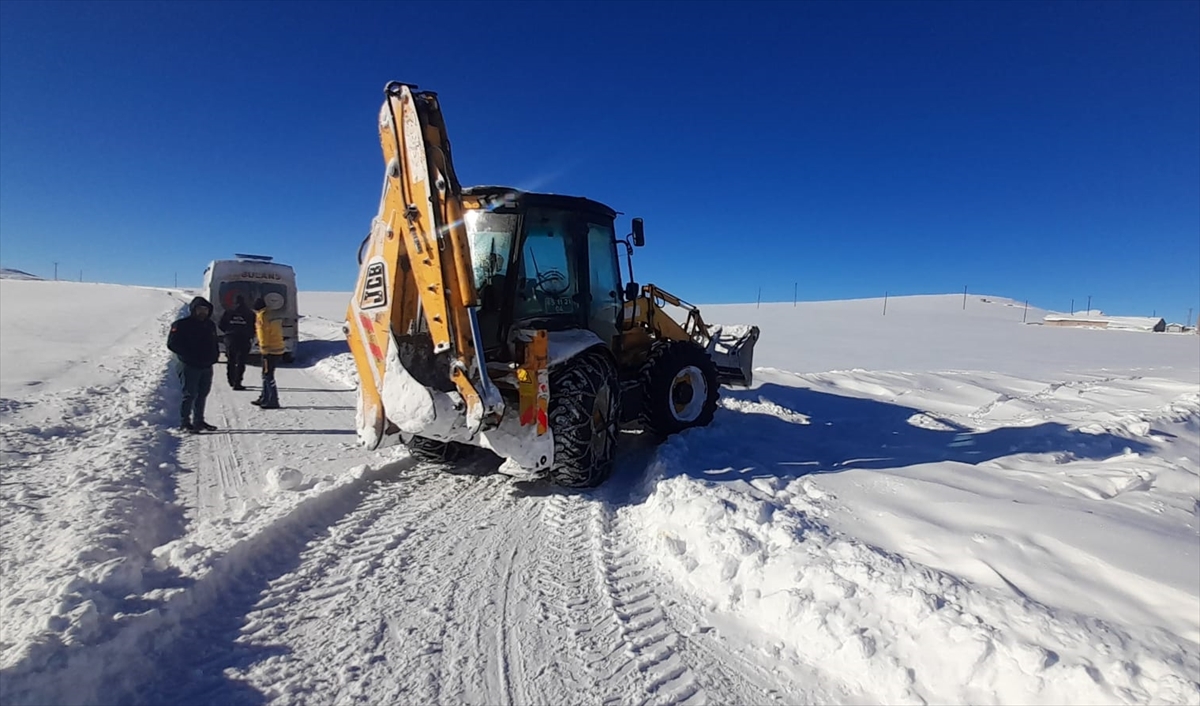 Özalp’ta 72 yaşındaki hasta karla kaplı yolları aşan ekiplerce hastaneye ulaştırıldı