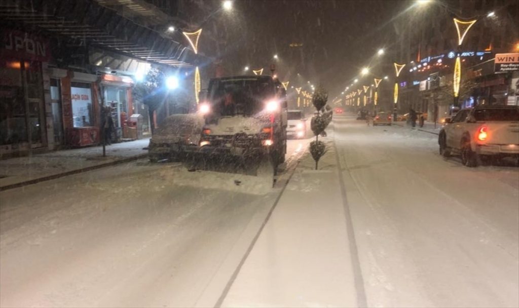 Van’da belediye ekipleri caddelerde kar temizleme çalışması başlattı