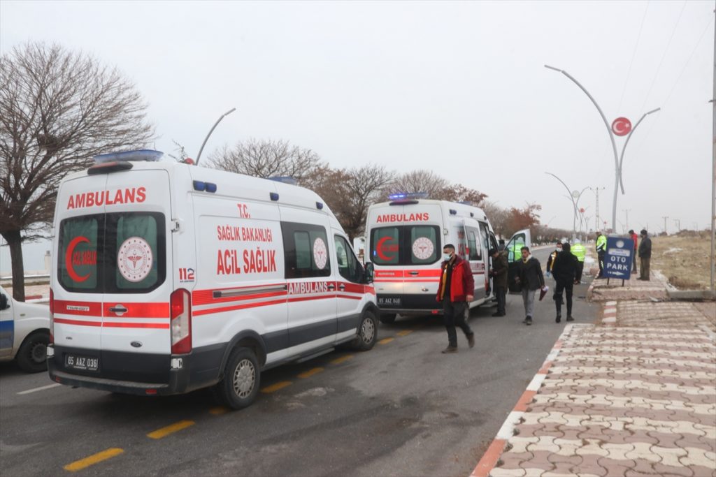 Van’da devrilen hafif ticari araçtaki 6 kişi yaralandı