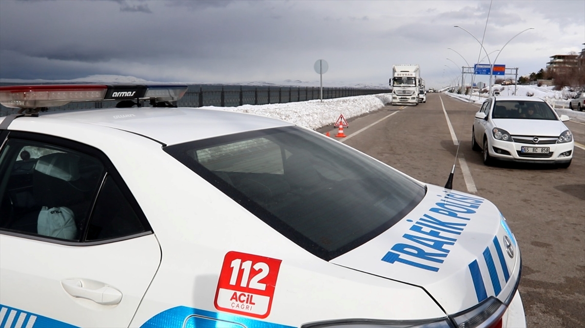 Van’da kar ve tipi nedeniyle yolda kalan sürücülere yardım ulaştırıldı