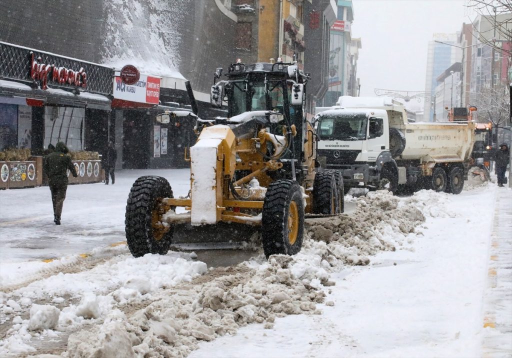 Van’da kardan kapanan 930 yerleşim yerine ulaşım sağlamak için çalışılıyor